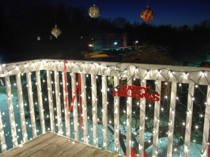 How to decorate my apartment balcony for christmas