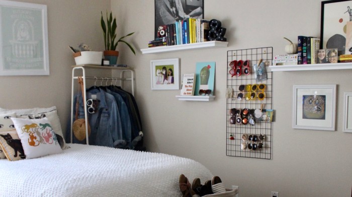 How decorate a small bedroom