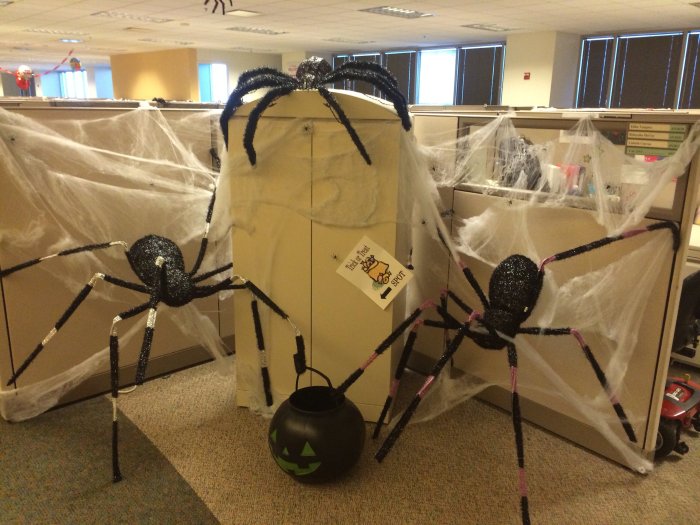 How to decorate an office for halloween